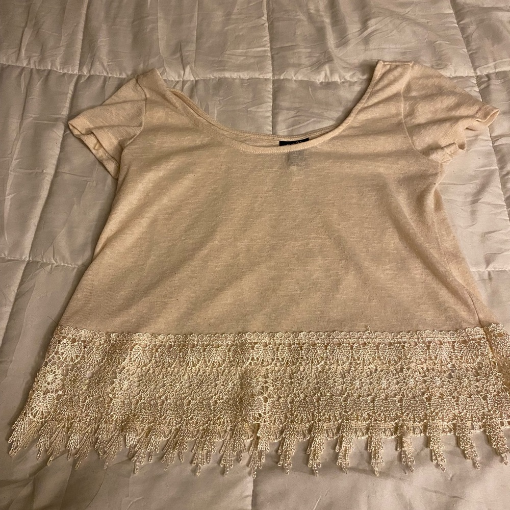 Off white, flowy, short sleeve Rue 21 cropped shirt. Size medium.